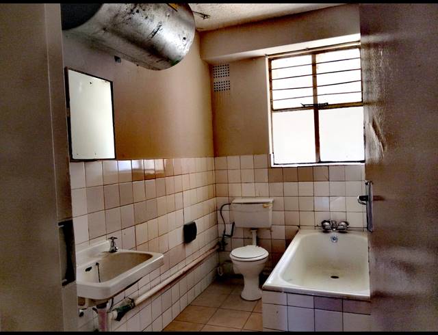 3 BEDROOM FLAT FOR SALE IN KEMPTON PARK CENTRAL